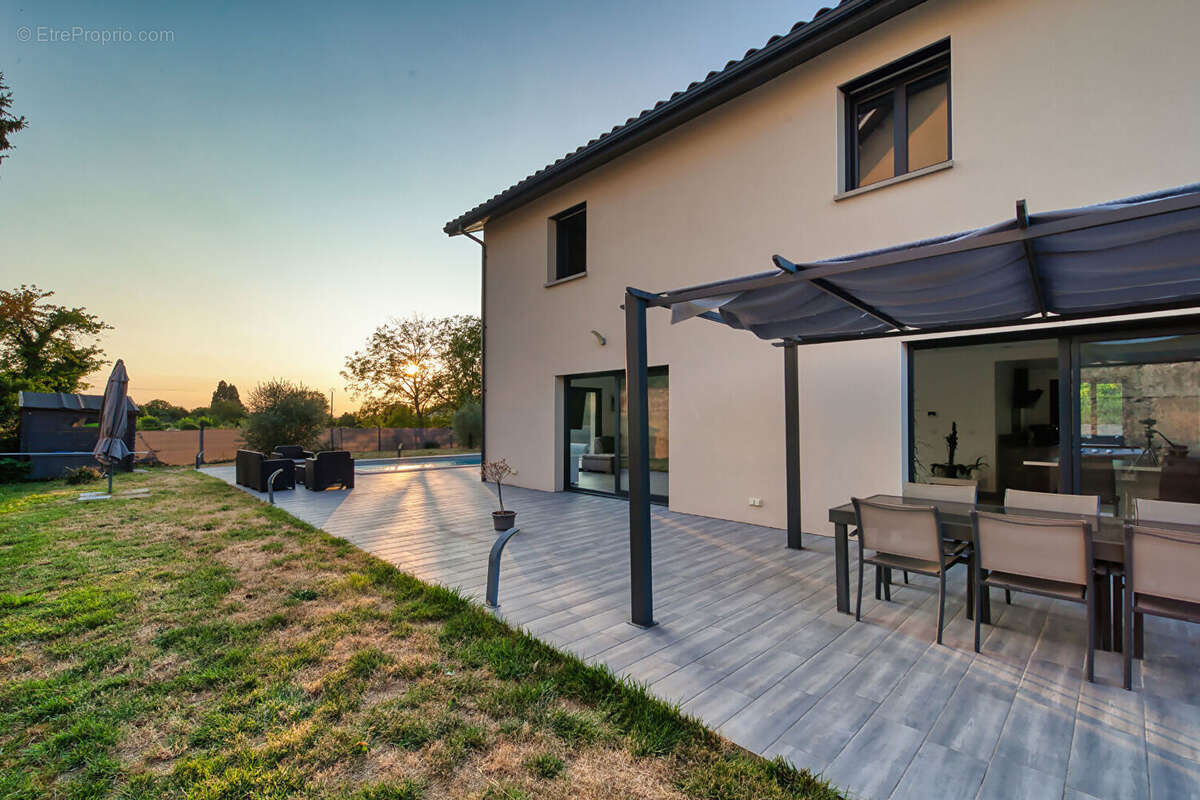 Espace et lumière : Découvrez cette maison récente de 150m² avec piscine. - photo 4