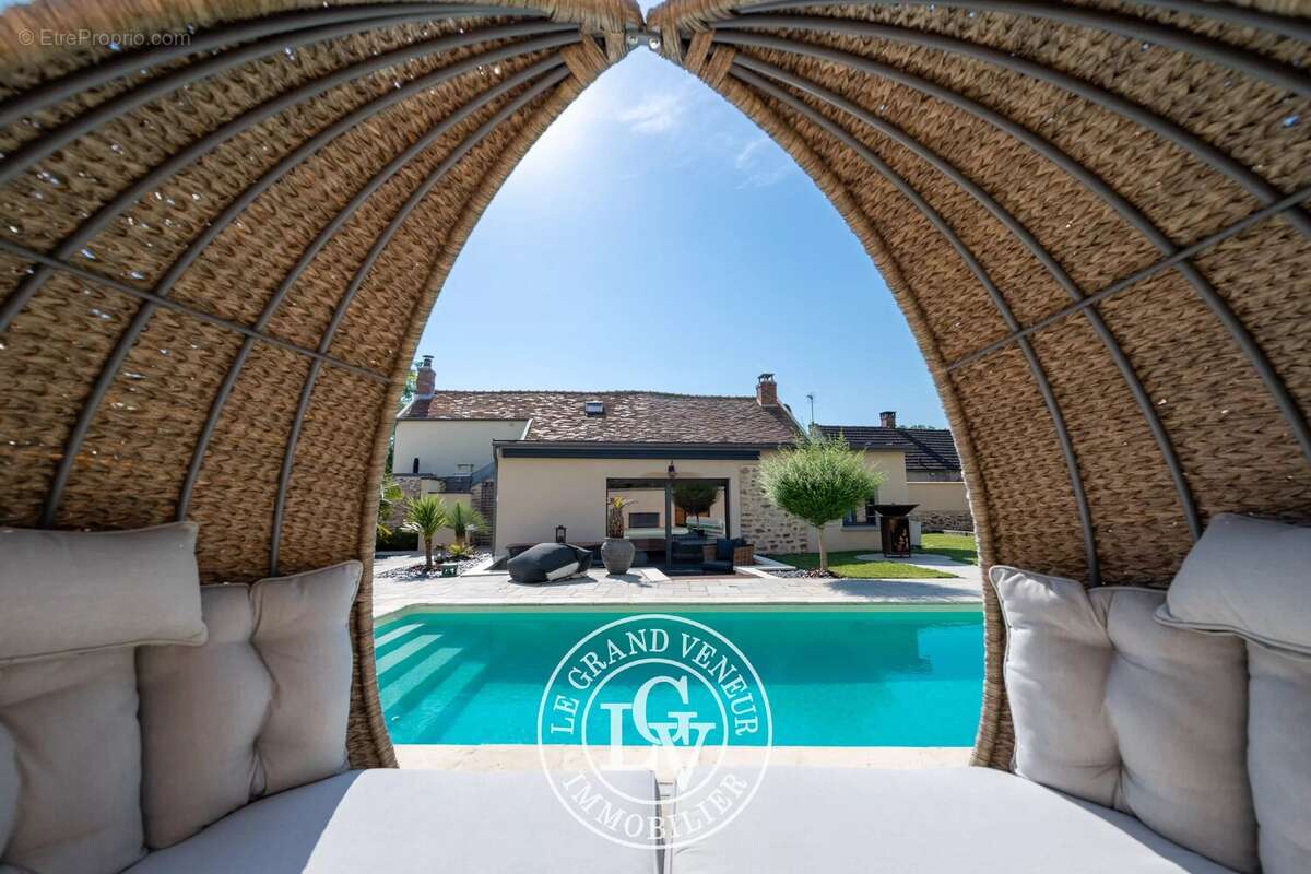 À saint-sauveur-sur-école- propriété traditionnelle et dépendance - 4 chambres - garage double - cave - piscine - jardin paysage - photo 20