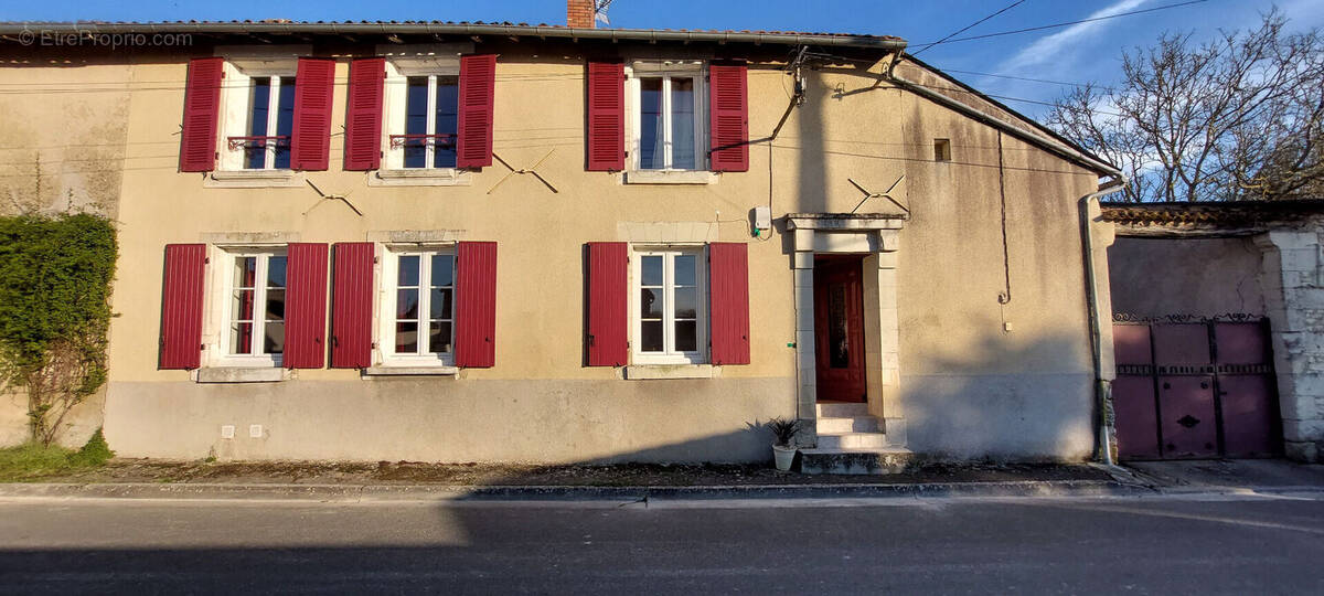 Maison à MONTS-SUR-GUESNES