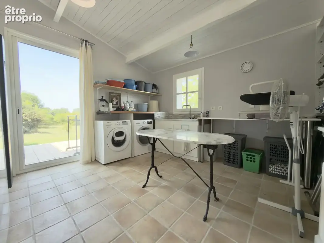 Villa d'exception avec piscine, jacuzzi, double garage et petit étang. - photo 31