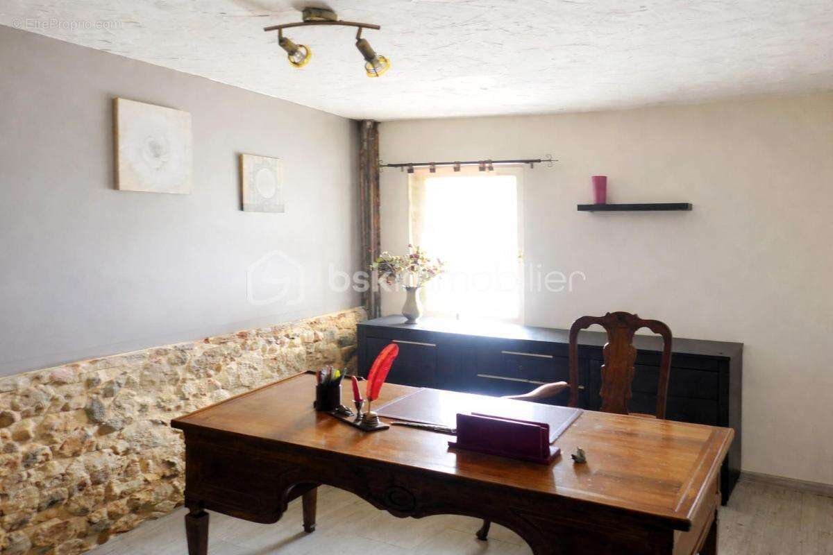 Propriete + 2 studios loués 1 100€/mois – piscine – terrain clôturé arboré 2 200m² – - photo 14
