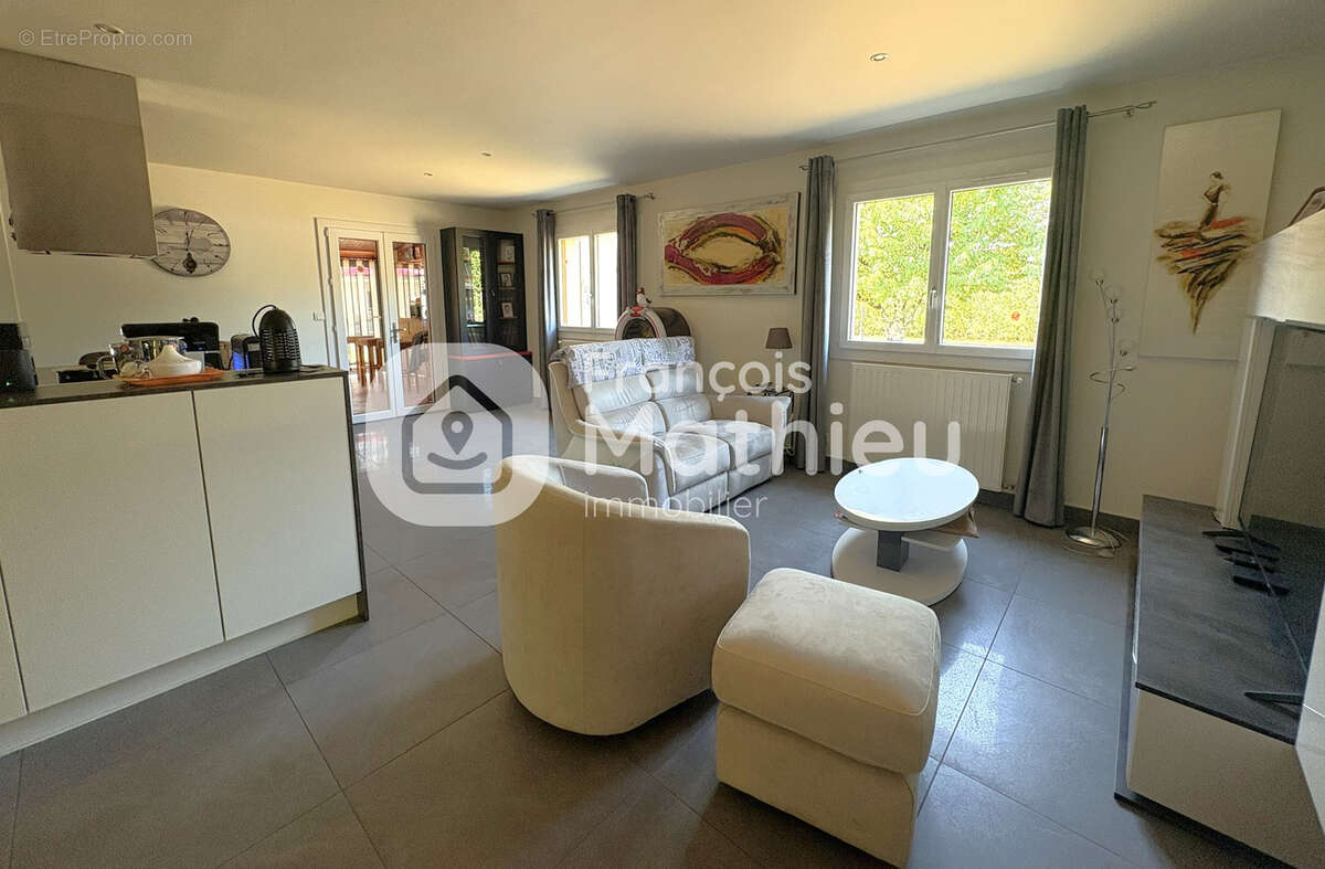 BLYES - Maison 5 pièces - 3 Chambres - 133 m2 habitables - Terrain d'environ 1221 m2 - photo 5