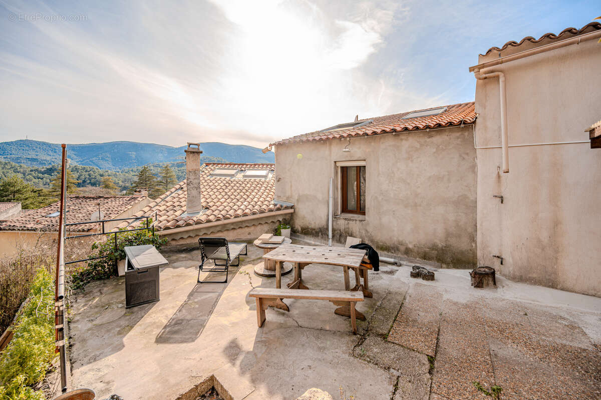 Appartement à MEOUNES-LES-MONTRIEUX
