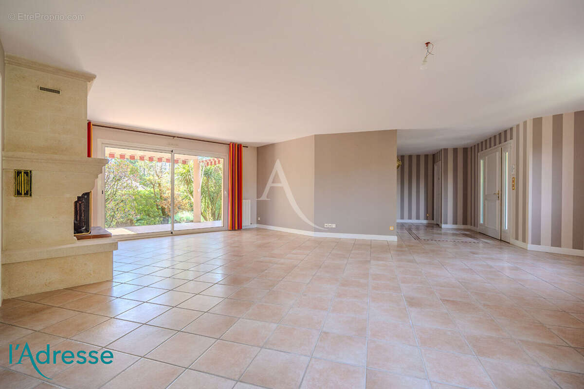 LEOGNAN BOURG - maison contemporaine de plain pied avec double garage - photo 2