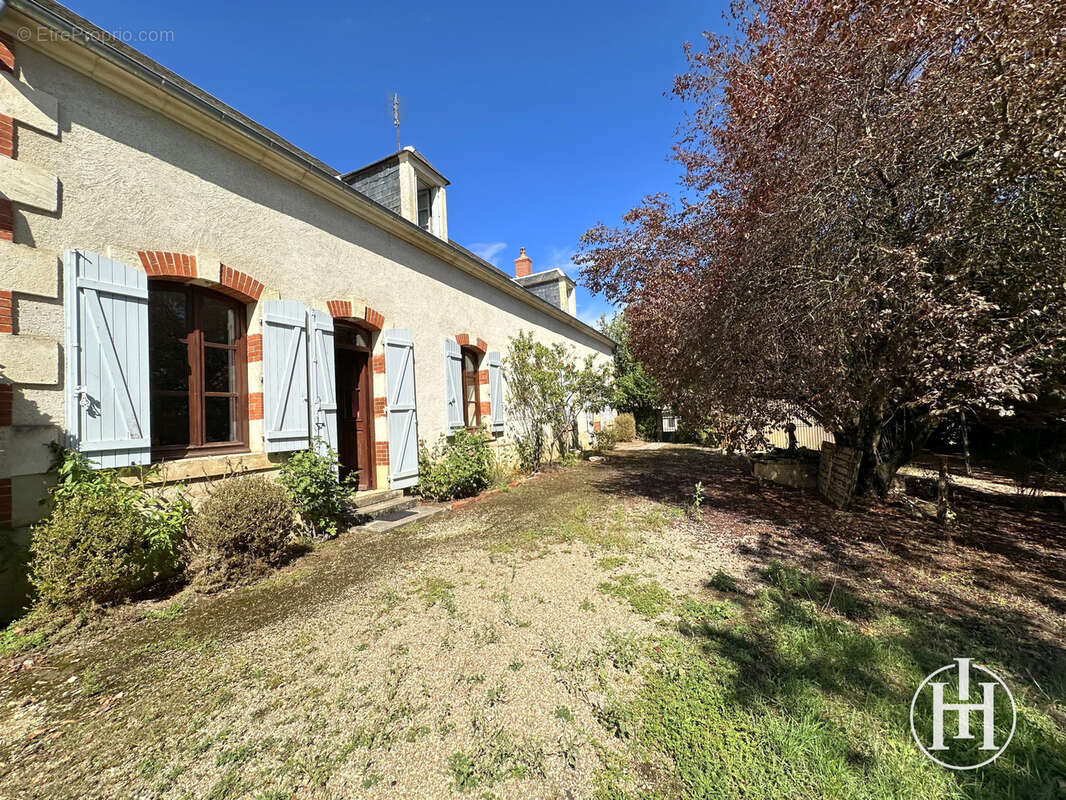 À SAISIR : Grande maison de ville avec dépendances et terrain - - photo 12