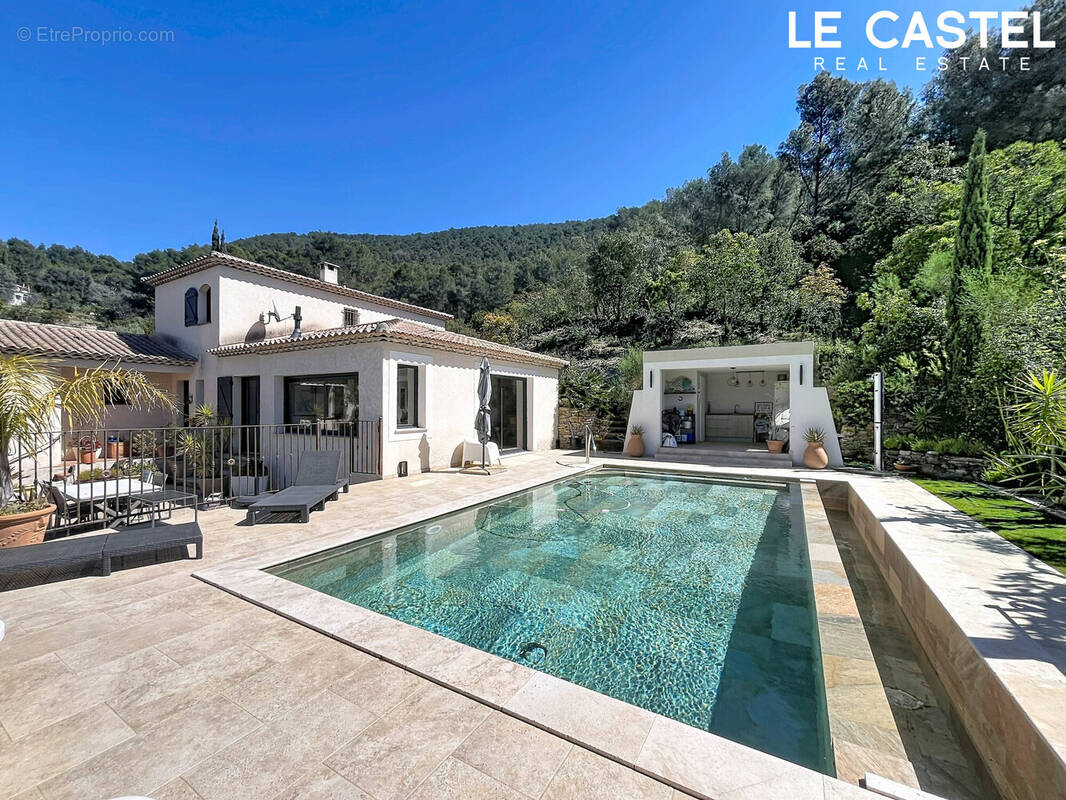 Maison à CEYRESTE