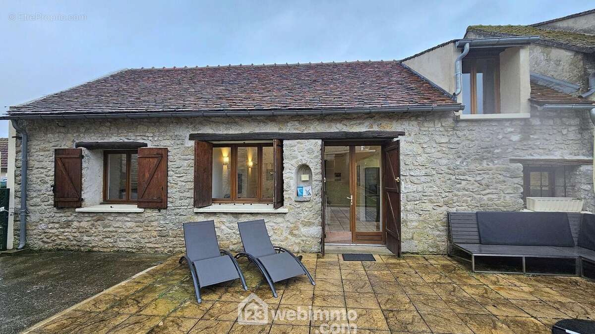 Venez visiter cette belle maison en pierres totalement rénovée. - Maison à MALESHERBES