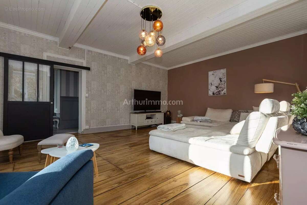 Maison à SAINT-SORLIN-DE-MORESTEL