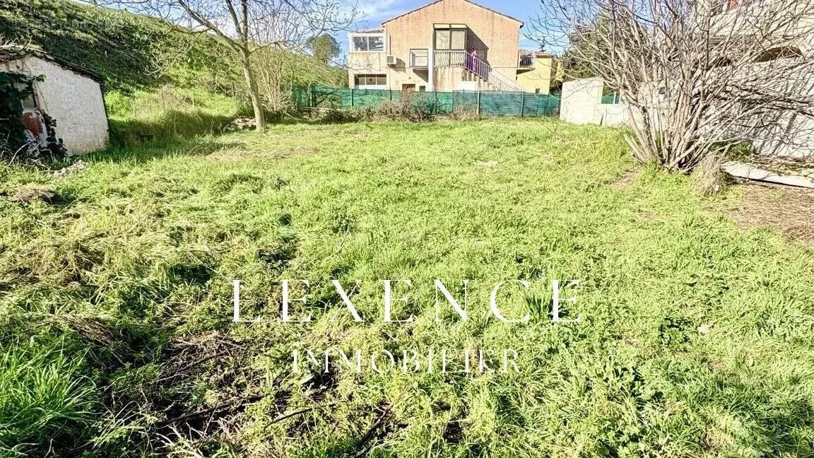 Terrain à PEYROLLES-EN-PROVENCE