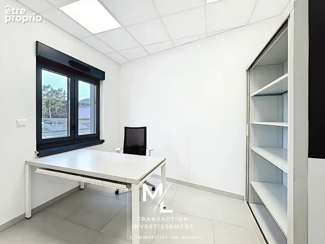 Entrepôt et bureaux en zone industrielle - photo 3