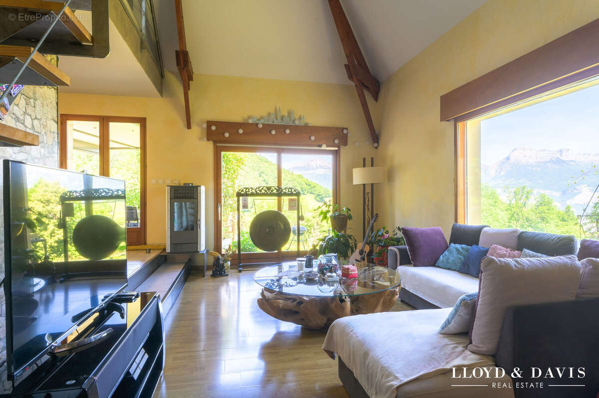 Maison à LA COMBE-DE-LANCEY