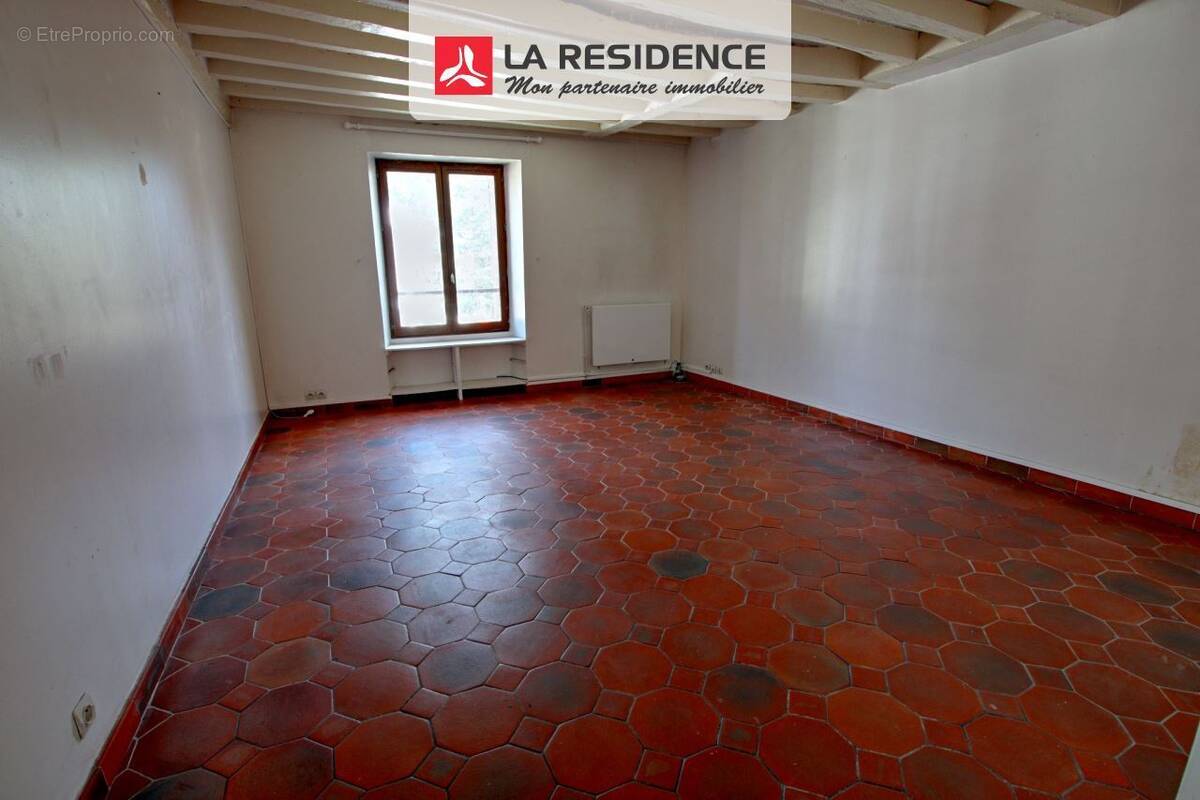 Appartement à LE MESNIL-SAINT-DENIS