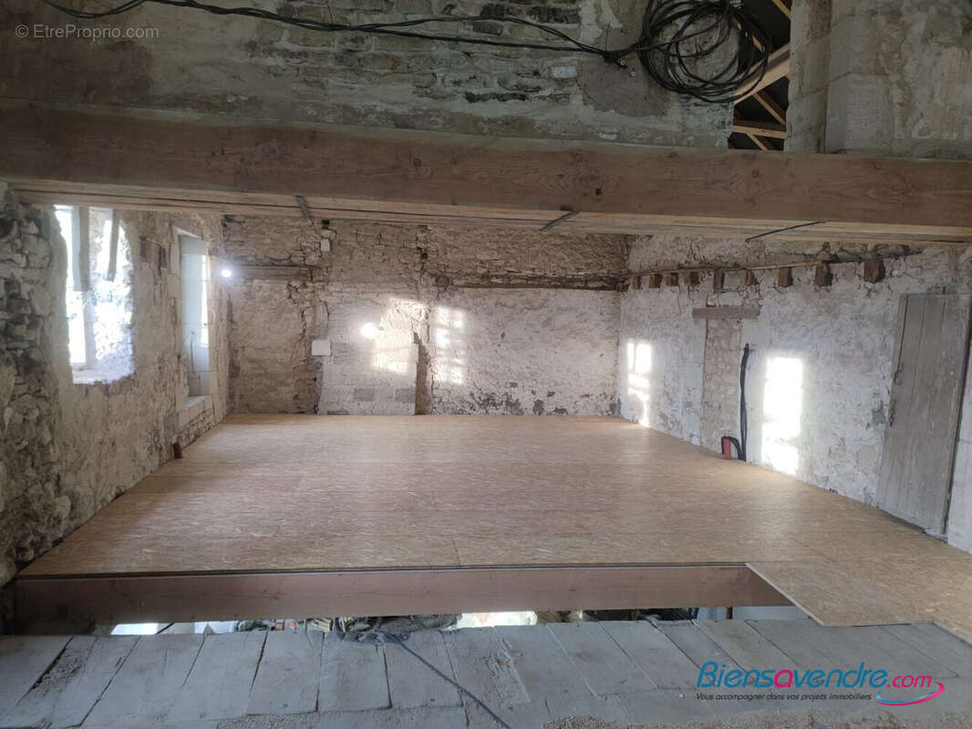 Maison à MONTHOIRON