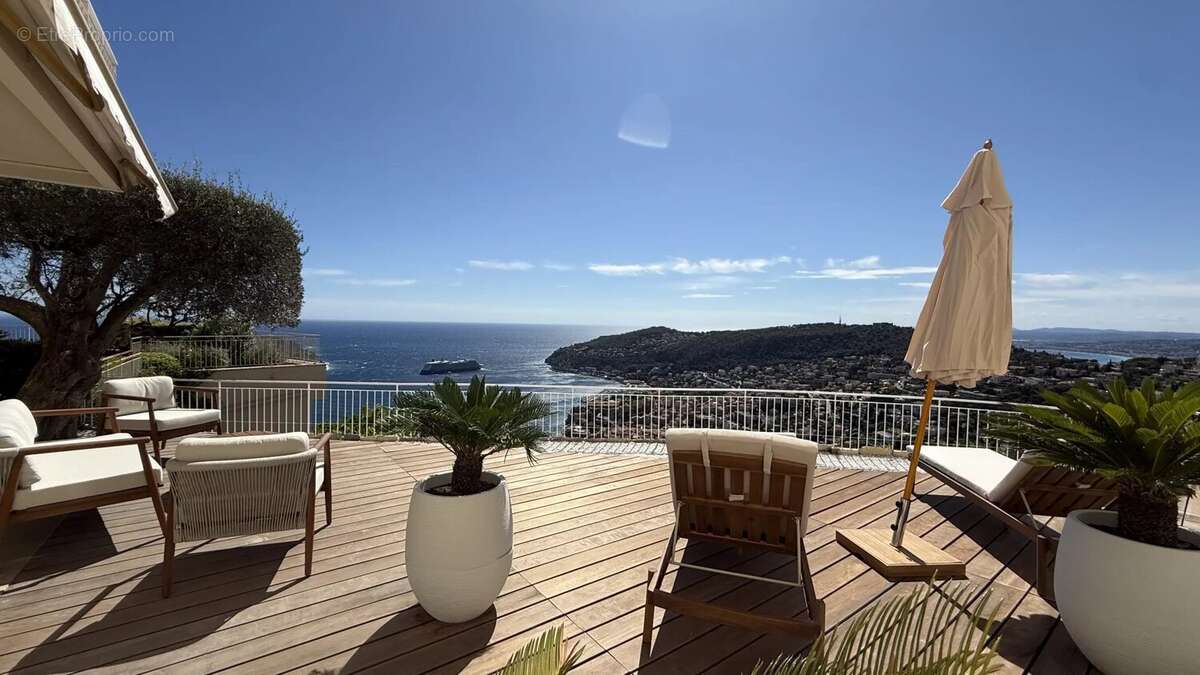 Villefranche-sur-Mer – Superbe 3 pièces rénové avec vue mer panoramique, vaste terrasse, garage et cave - photo 3