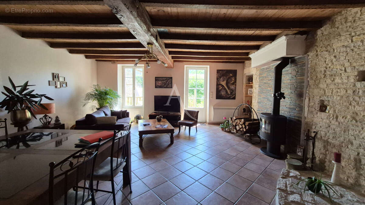 Maison Asnières La Giraud 157 m², jardin et dépendances - photo 8