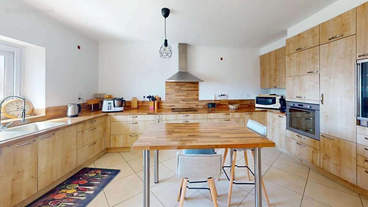 Maison à SAINT-MITRE-LES-REMPARTS