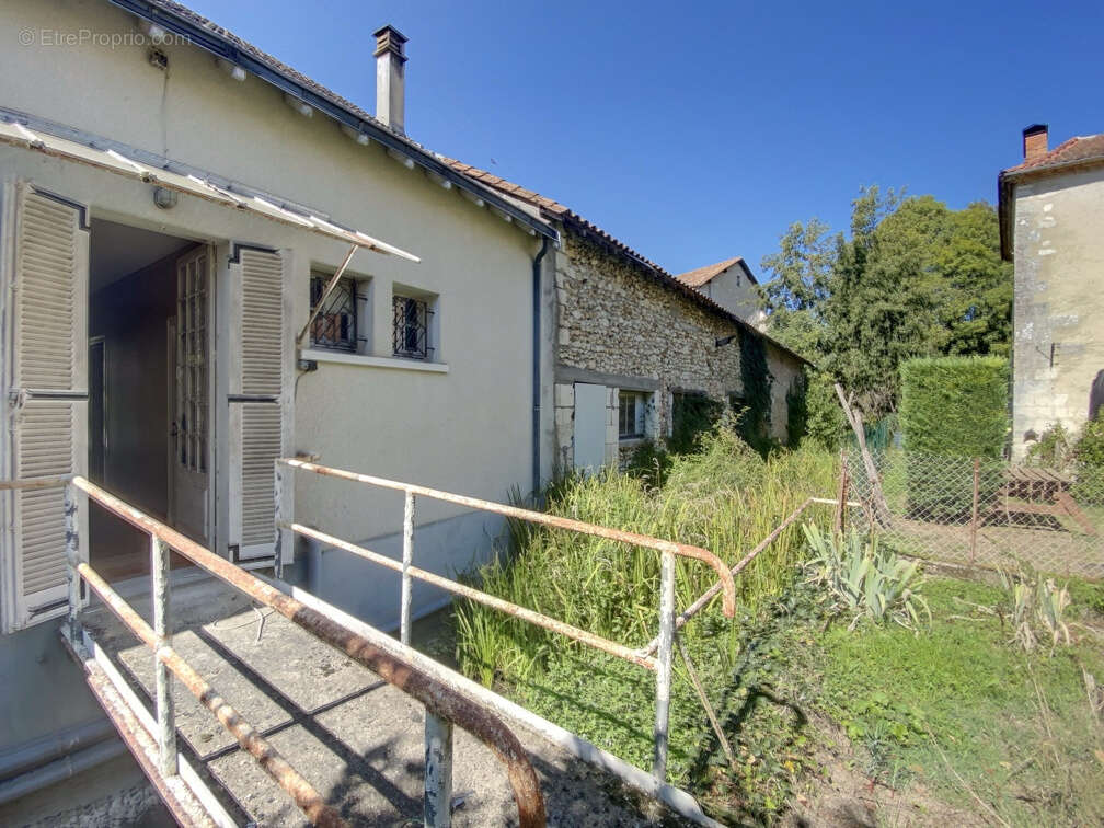 Maison à MANZAC-SUR-VERN