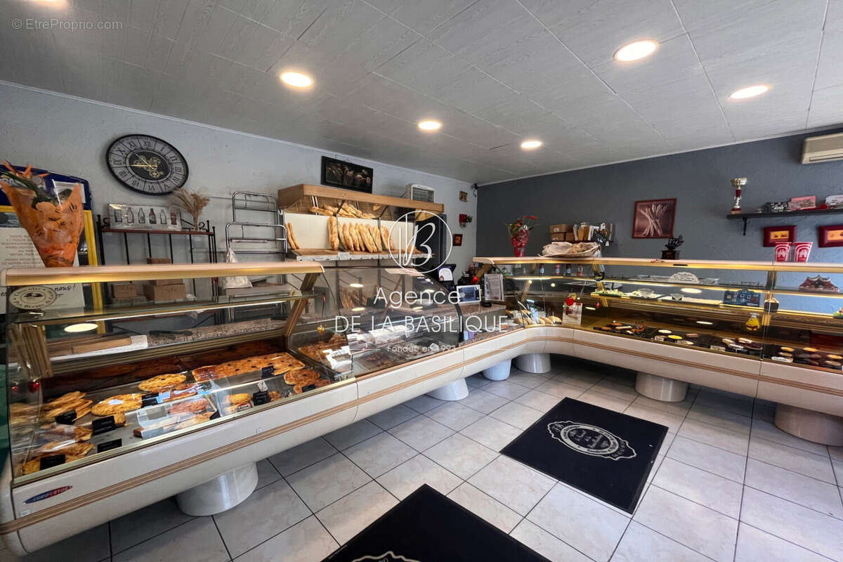 Commerce à LA BOUILLADISSE