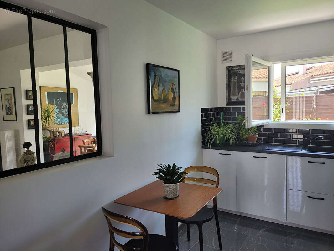 ROCHEFORT secteur gare maison en parfait état de plain pied  avec jardin clos de 367 m² - Garage - photo 5