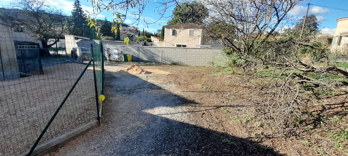 Terrain à CAUMONT-SUR-DURANCE