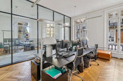 Commerce à PARIS-8E