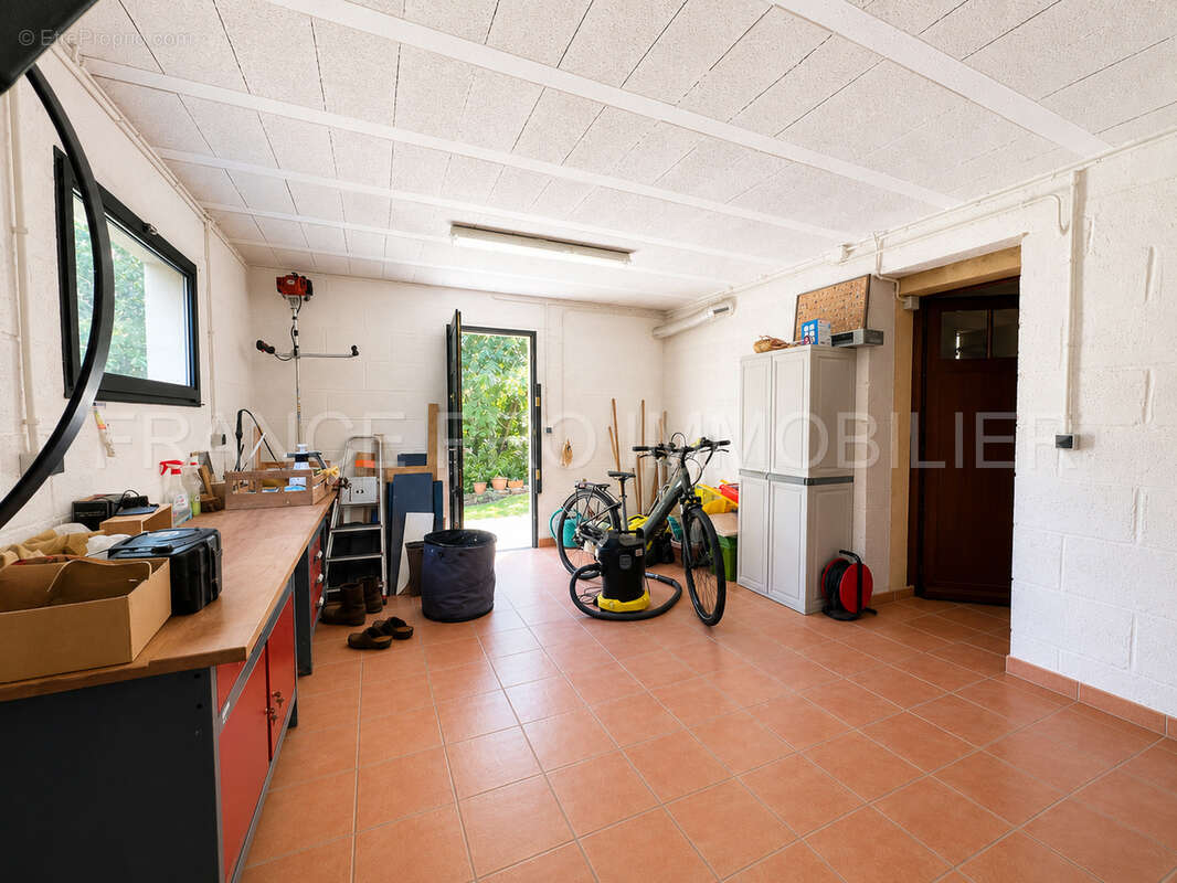 Spacieuse maison familiale de 165 m2 avec 5 chambres, 2 garages et jardin - photo 15