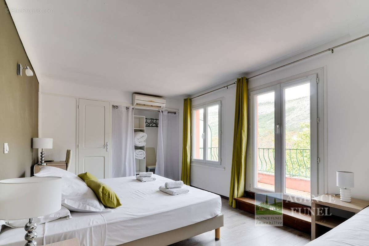 Commerce à SAINT-VALLIER-DE-THIEY