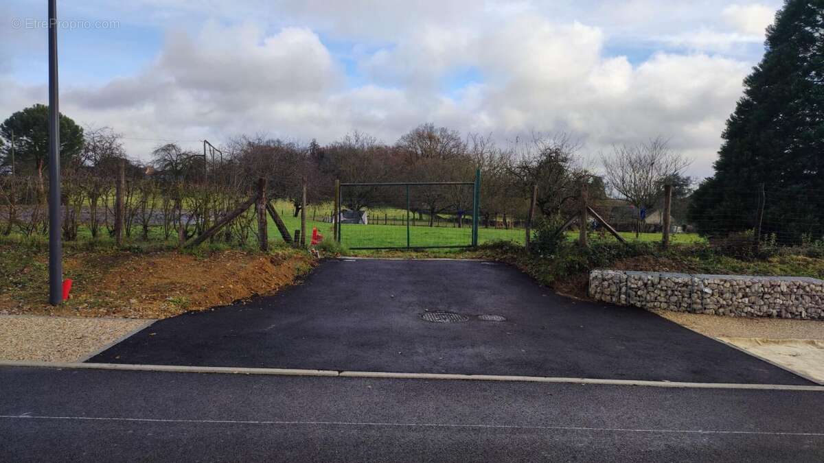 Terrain à COULANGES-LES-NEVERS