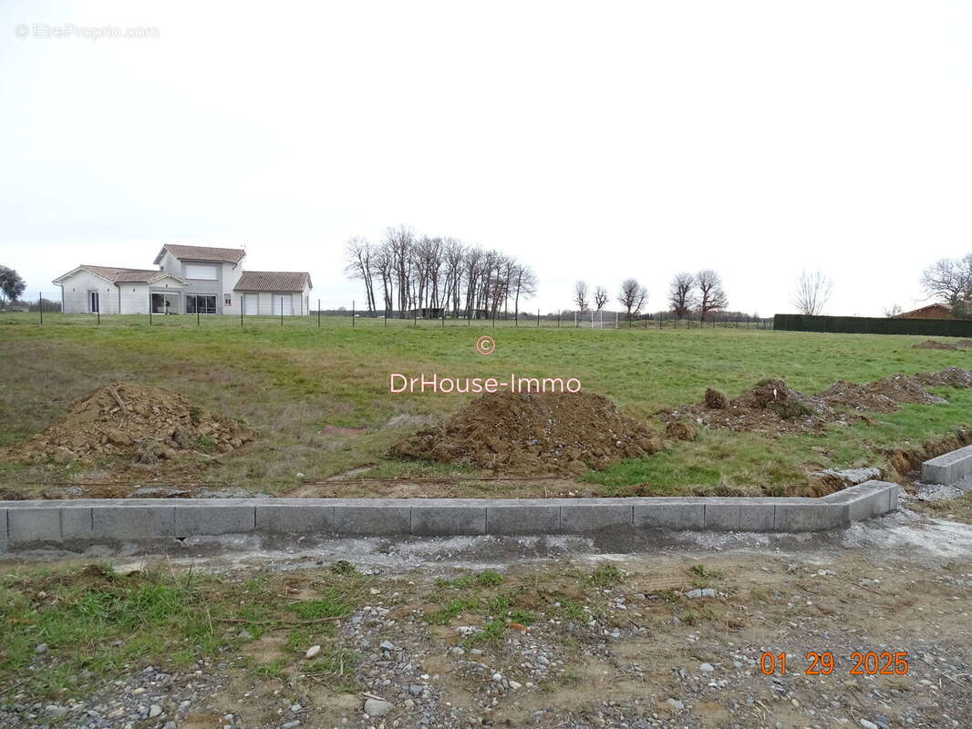 Terrain à POUCHARRAMET