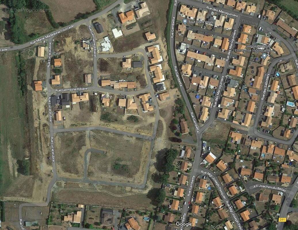 Terrain à SAINT-MACAIRE-EN-MAUGES