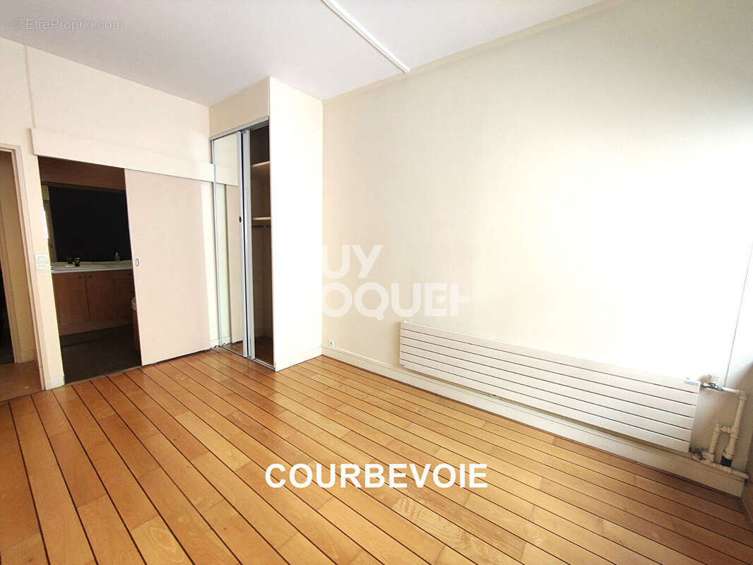 Appartement à COURBEVOIE