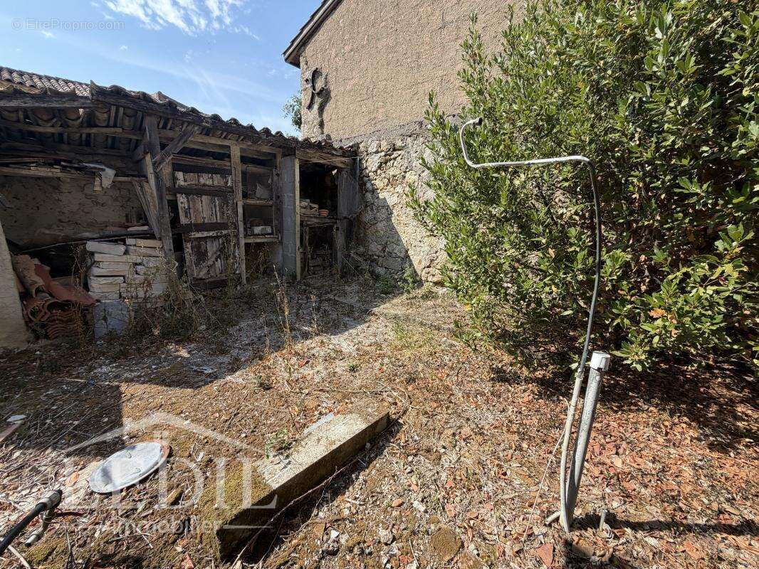 Maison de village deux chambres , garage et court - photo 4