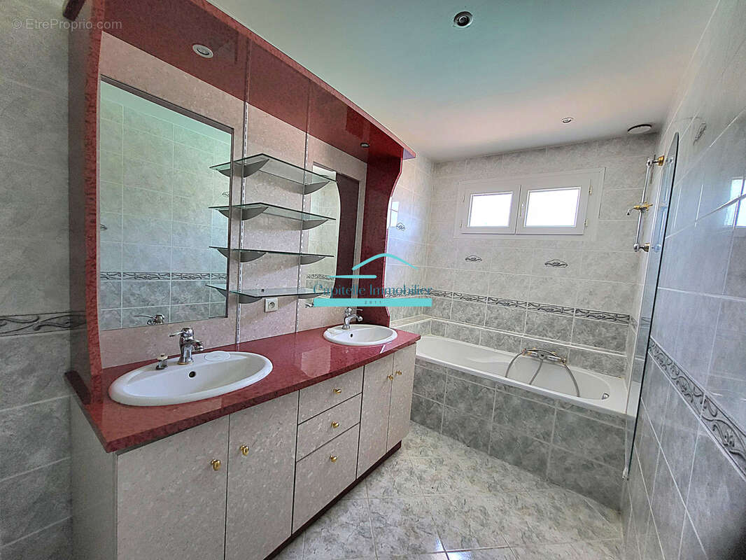 Mireval (hérault) , Villa T4 plain pied sur 692m2 de terrain avec piscine - photo 4
