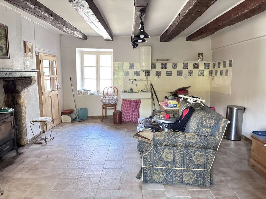 Petite maison de hameau avec une grange et un terrain - photo 4