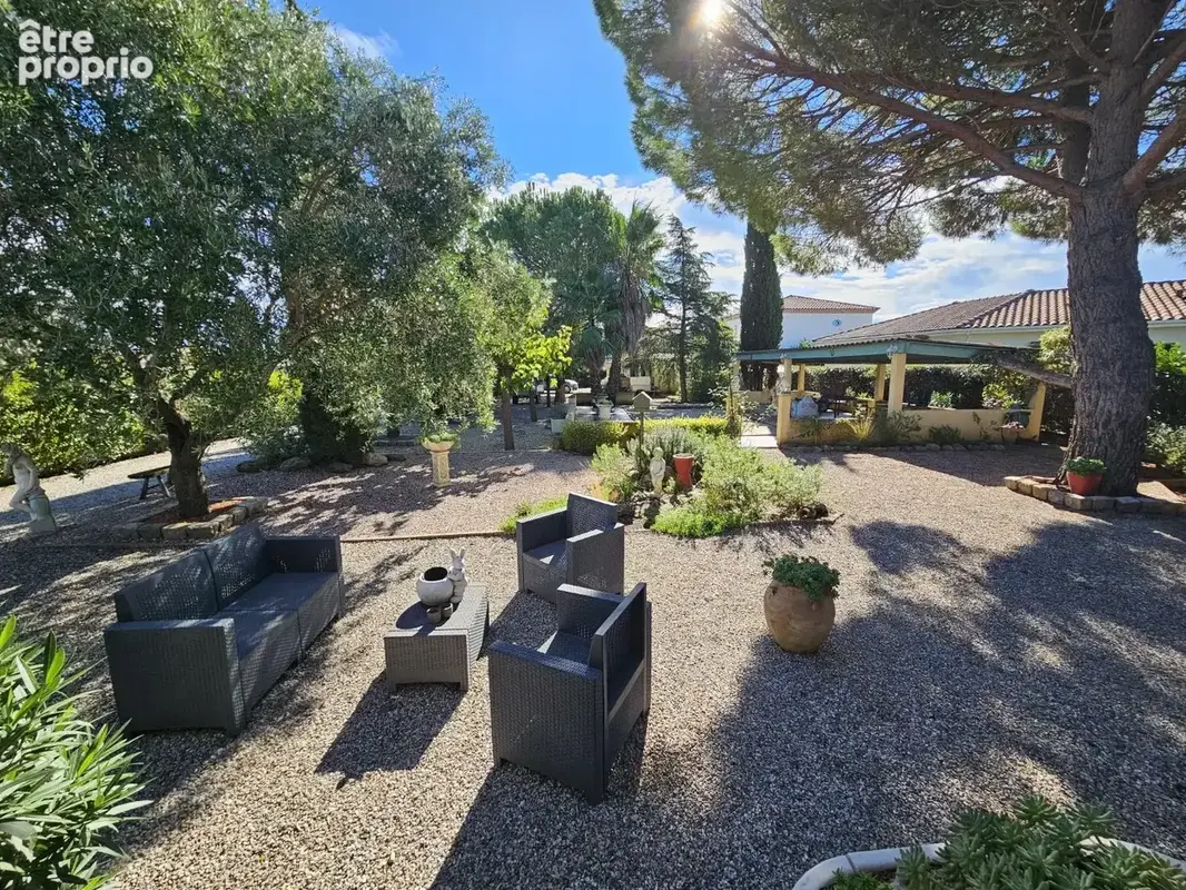Villa plain pied, dépendance et jardin de 2090m² - photo 3