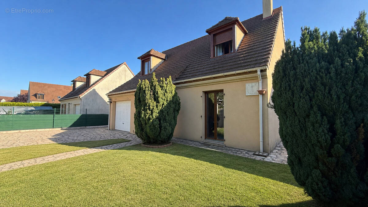Maison à LE COUDRAY-MONTCEAUX