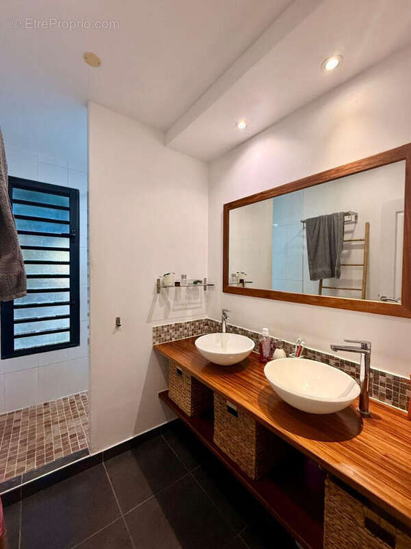Maison contemporaine de plain-pied dans un lotissement privé et sécurisé à La Saline les Bains - photo 8
