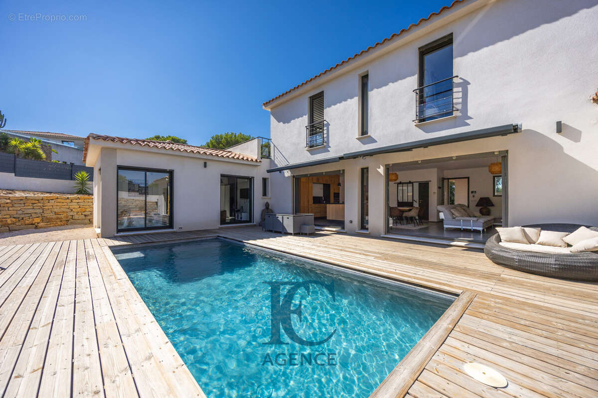 Maison contemporaine 6 pièces 190 m2 avec piscine et garage à proximité immédiate des criques - photo 10
