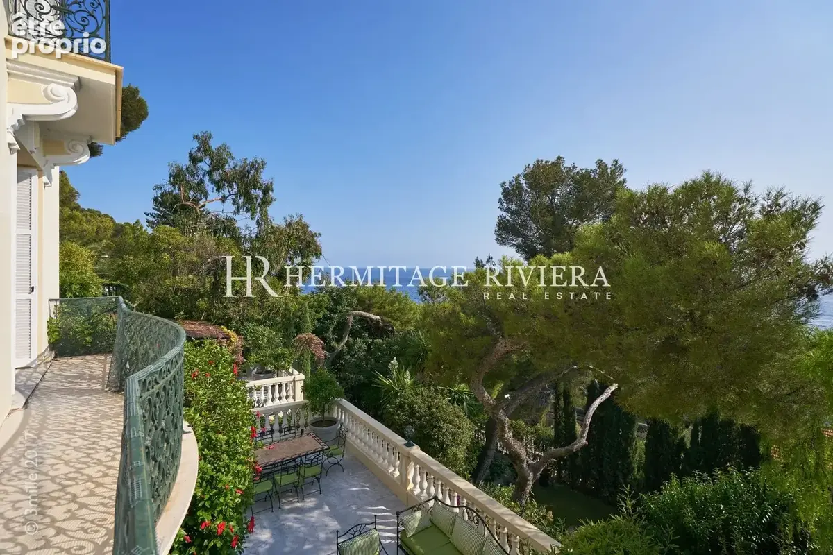 vue de la villa belle époque à vendre à cap-d'ail