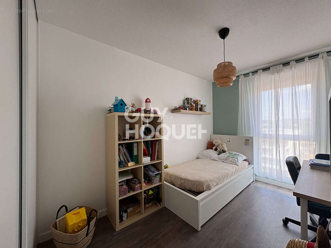 Dernier étage : T5 récent de 97 m² avec terrasse, climatisation et 2 garages - photo 11