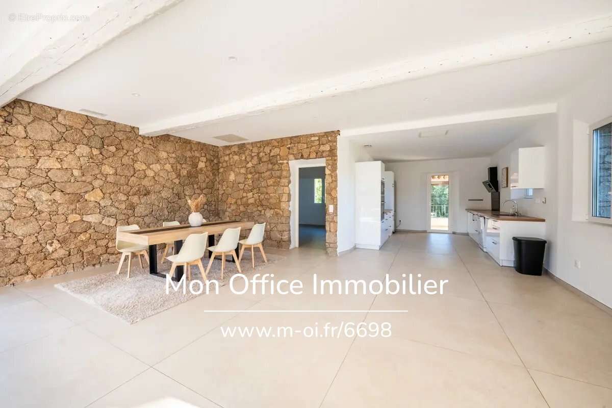 Maison à PLAN-DE-LA-TOUR