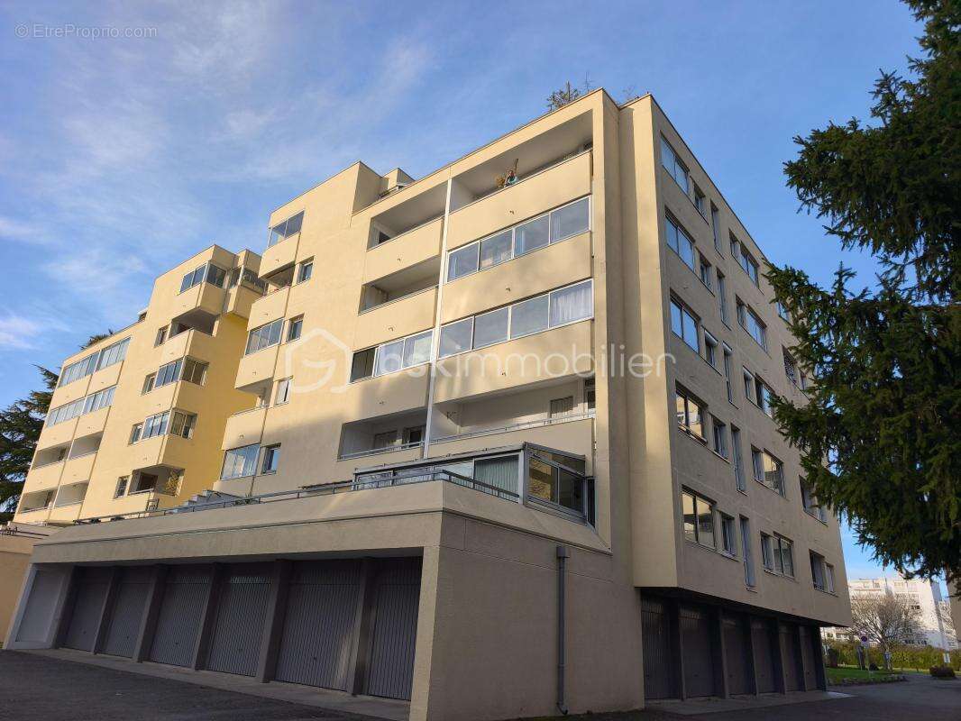 T4 lumineux avec cave , place de parking et garage - photo 13