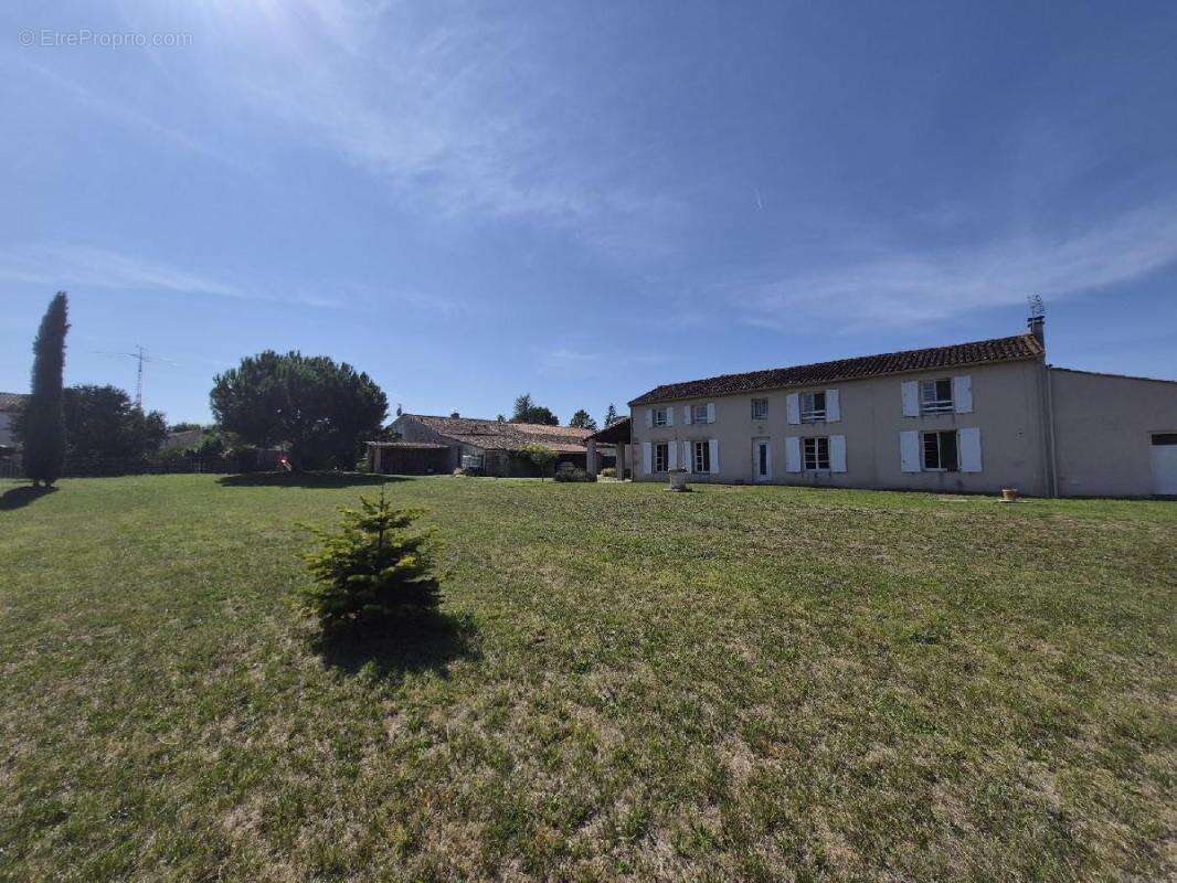 Maison 160 m² à Saint-Pardoult  - photo 2