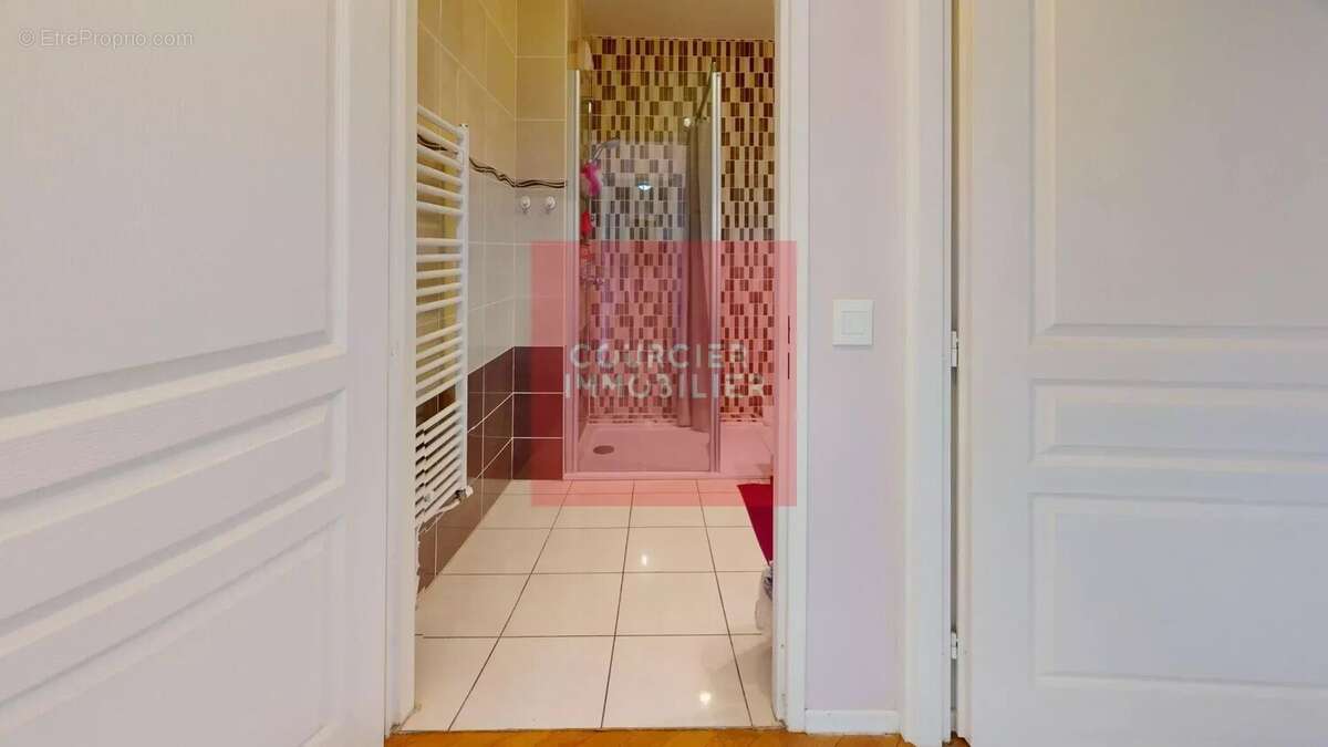 Appartement à LE MESNIL-SAINT-DENIS