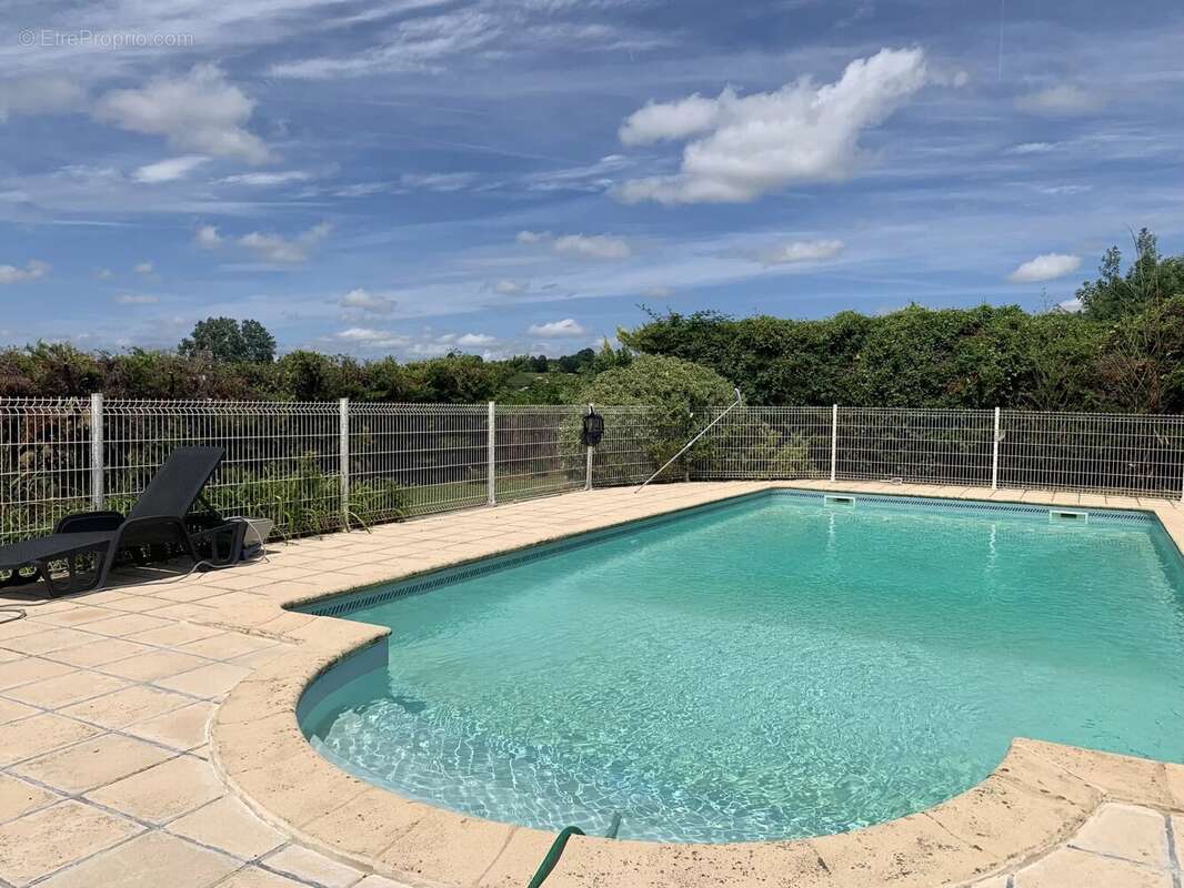 Ensemble en pierre de 3 logements et 2 piscines - photo 2