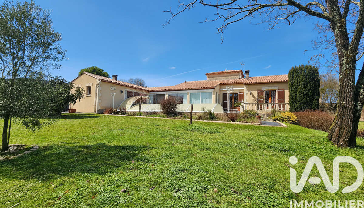 Maison 275 m² à Montignac-Charente  - photo 2