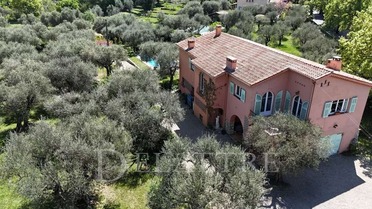 Maison à CHATEAUNEUF-GRASSE