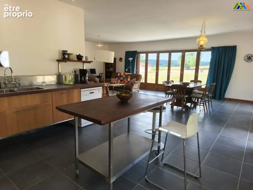 Cuisine contemporaine ouverte sur la salle à manger.