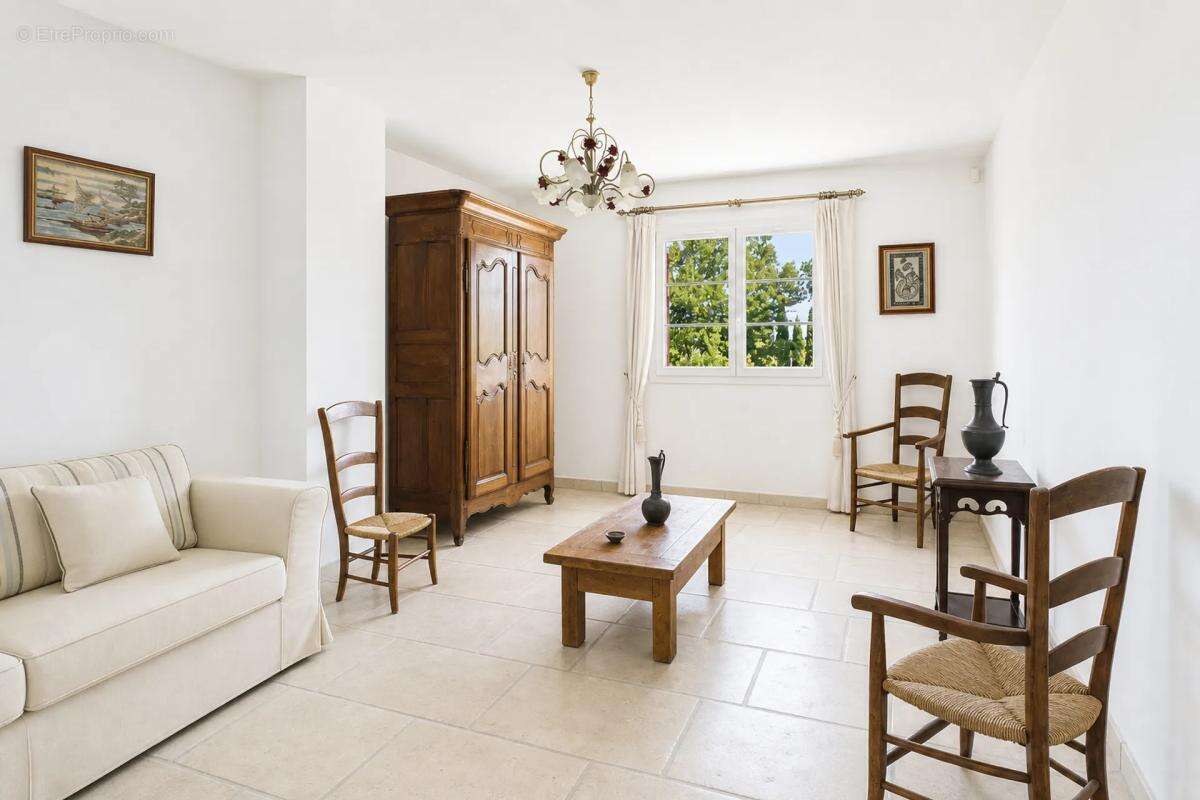 Villa familiale de 250 m² avec piscine, terrain plat - photo 10