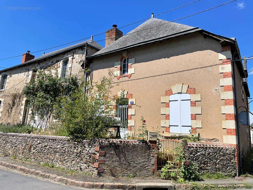 Maison à SAINT-LAMBERT-DU-LATTAY